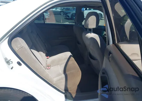 2004 Toyota Camry Le z USA, uszkodzony, nr VIN 4T1BE32K24U372654